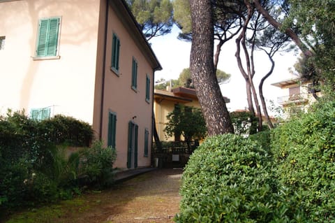 Property building, Garden, Parking