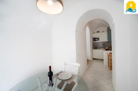 Kitchen or kitchenette, Dining area, stove