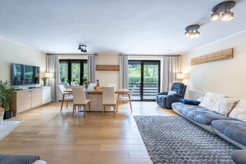 TV and multimedia, Living room, Seating area, Dining area