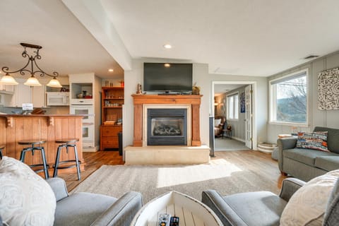 Cozy Table Rock Lake Boathouse with Pool Access House in Table Rock Lake