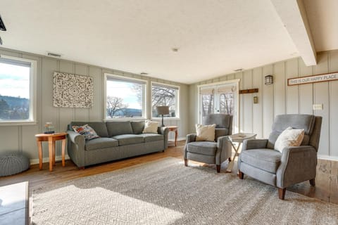 Cozy Table Rock Lake Boathouse with Pool Access House in Table Rock Lake