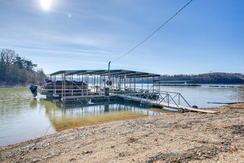 Cozy Table Rock Lake Boathouse with Pool Access House in Table Rock Lake