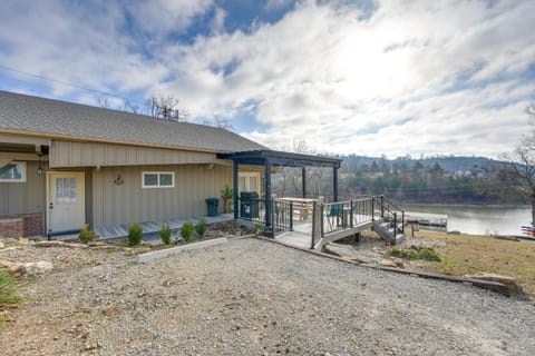 Cozy Table Rock Lake Boathouse with Pool Access House in Table Rock Lake