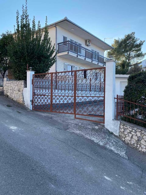 Apartments Bridic Apartment in Okrug Gornji