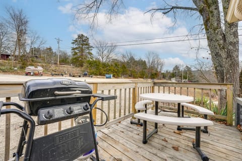 Lake and Trail Access Cape Fair Cottage with Deck House in Table Rock Lake