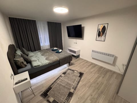 Communal lounge/ TV room, Bed, TV and multimedia, Photo of the whole room, Evening entertainment, Bedroom