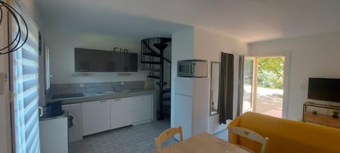 TV and multimedia, Kitchen or kitchenette, Dining area, oven