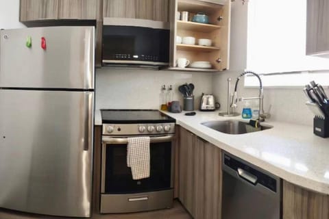 Charming DBL W pool and parking 15 min to FLL and Beach Apartment in Hollywood