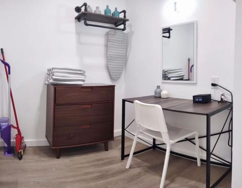 Charming DBL W pool and parking 15 min to FLL and Beach Apartment in Hollywood