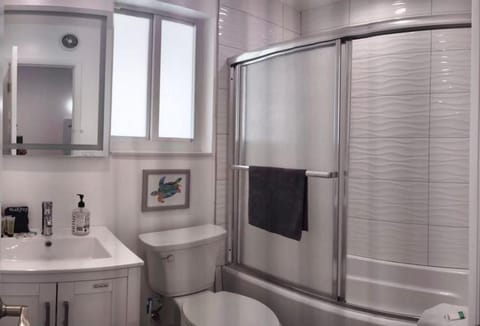 Charming DBL W pool and parking 15 min to FLL and Beach Apartment in Hollywood