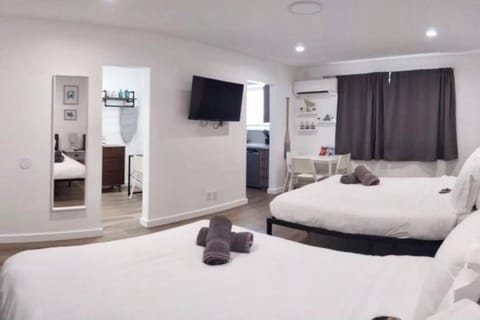 Charming DBL W pool and parking 15 min to FLL and Beach Apartment in Hollywood