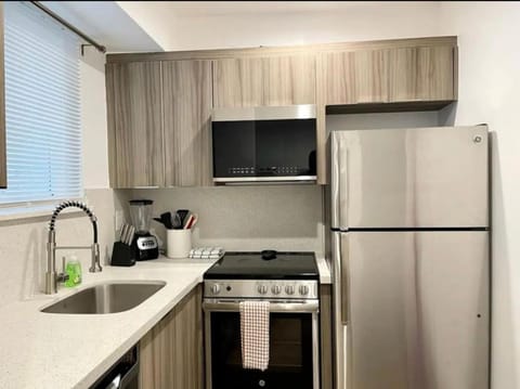 Modern in heart of Hollywood Apartment in Hollywood