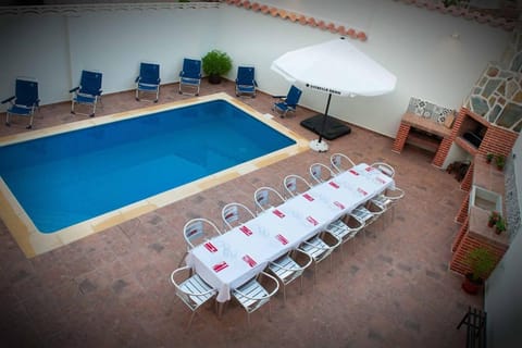 Patio, Swimming pool, sunbed
