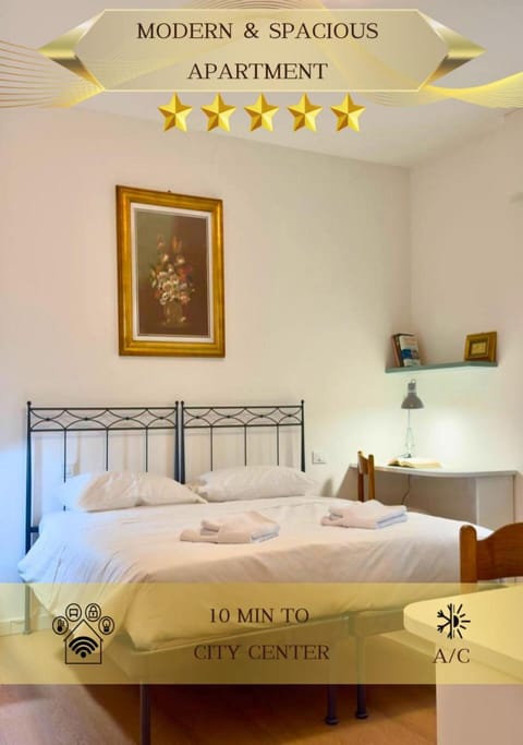 Shower, Bed, Bathroom, Photo of the whole room, Bedroom, towels
