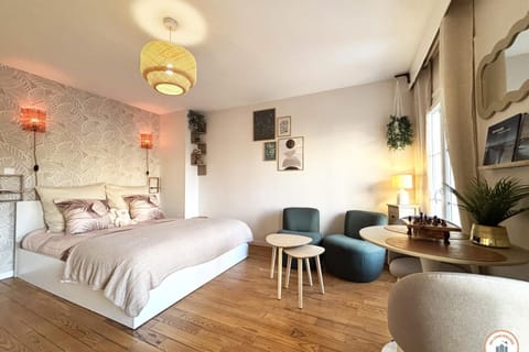 Bed, Seating area