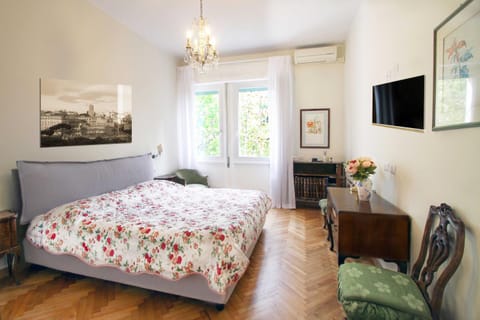 Bed, TV and multimedia, Bedroom, wardrobe, air conditioner