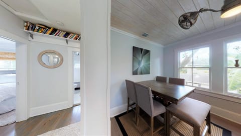 Renovated Lemon Guesthouse 4 KING Bedrooms Downtown Half Mile Stroll- Beach Only 3 Miles House in Saint Augustine