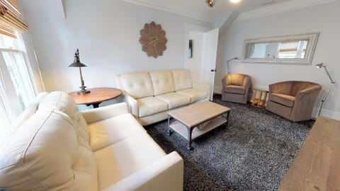 Renovated Lemon Guesthouse 4 KING Bedrooms Downtown Half Mile Stroll- Beach Only 3 Miles House in Saint Augustine