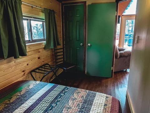 Edgewater Escape, Hocking Hills, Hot Tub, Pond House in Perry Township