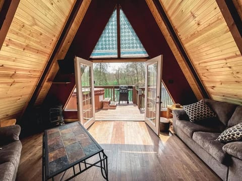 Edgewater Escape, Hocking Hills, Hot Tub, Pond House in Perry Township