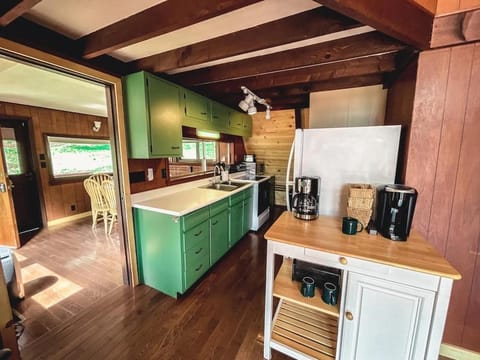 Edgewater Escape, Hocking Hills, Hot Tub, Pond House in Perry Township