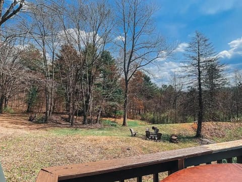 Edgewater Escape, Hocking Hills, Hot Tub, Pond House in Perry Township