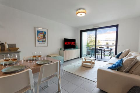 Le Sud - Quiet - Spacious - AC - Private car park - Aerodrome Apartment in Cannes