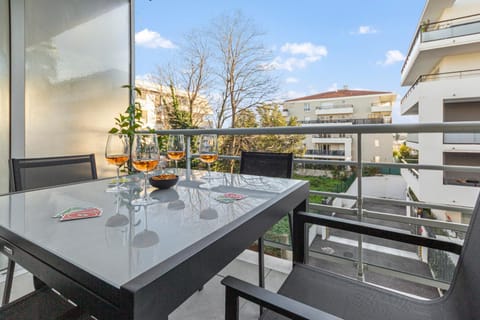 Le Sud - Quiet - Spacious - AC - Private car park - Aerodrome Apartment in Cannes