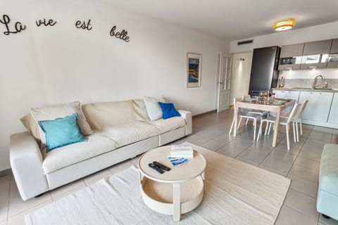 Le Sud - Quiet - Spacious - AC - Private car park - Aerodrome Apartment in Cannes