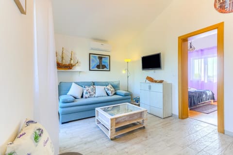 Bed, TV and multimedia, Living room, Photo of the whole room, Seating area, Bedroom