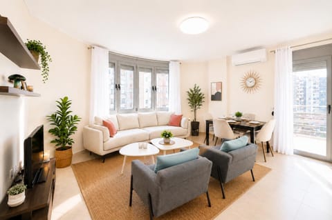 TV and multimedia, Living room, Seating area, Dining area