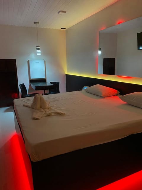Bed, TV and multimedia, Photo of the whole room, Evening entertainment, Bedroom, towels