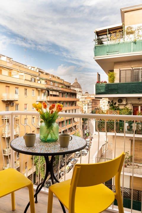 Day, View (from property/room), Balcony/Terrace, Dining area, City view