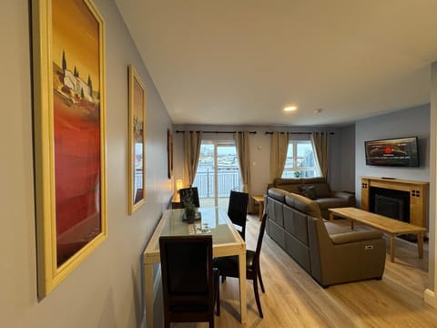 Communal lounge/ TV room, TV and multimedia, Seating area, Dining area