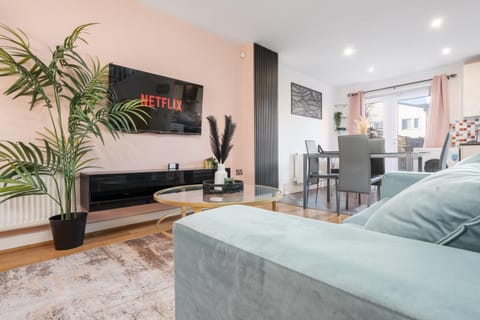 Communal lounge/ TV room, TV and multimedia, Living room, Seating area, Evening entertainment