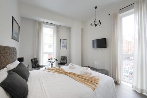 Bed, TV and multimedia, Photo of the whole room, Bedroom, towels