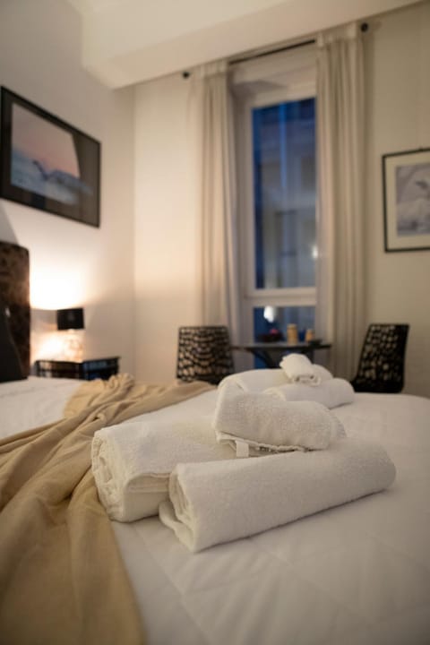 Bed, TV and multimedia, Photo of the whole room, Bedroom, towels