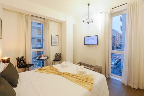 Bed, TV and multimedia, Bedroom