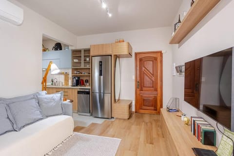 TV and multimedia, Kitchen or kitchenette, Living room, Seating area, air conditioner