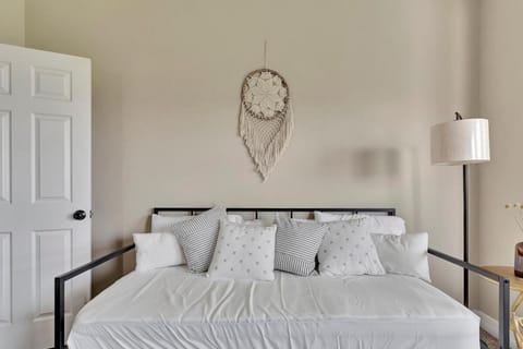 Feel at Home in Richmond House in Houston