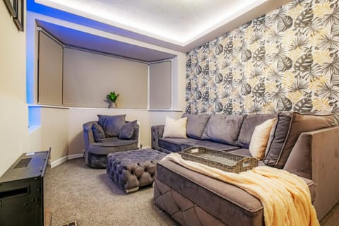 Luxury Cozy 2 bed house hot tub family friendly business traveler family of 4 - 6 with parking close to Birmingham city centre , M6 , Aston univerity , Great Barr Birmingham House in The Royal Town of Sutton Coldfield