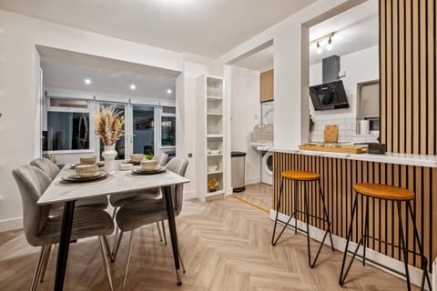 Luxury Cozy 2 bed house hot tub family friendly business traveler family of 4 - 6 with parking close to Birmingham city centre , M6 , Aston univerity , Great Barr Birmingham House in The Royal Town of Sutton Coldfield