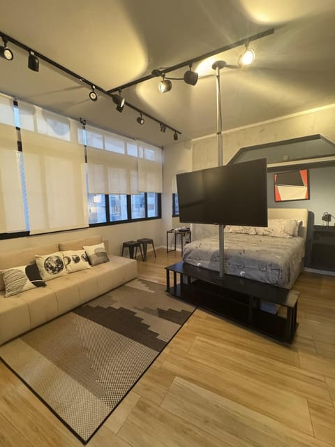 Bed, TV and multimedia, Photo of the whole room
