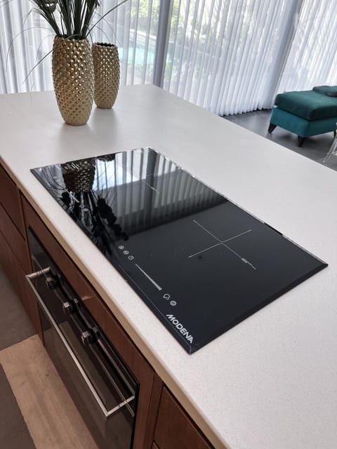 Kitchen or kitchenette, Communal kitchen, stove, kitchen, Internal: Not applicable to any particular room