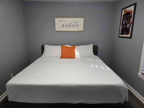 2 King Beds Near Airport - The Silver Hideaway Apartment in Forest Park