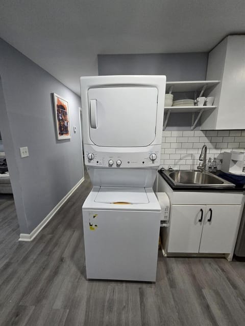 2 King Beds Near Airport - The Silver Hideaway Apartment in Forest Park