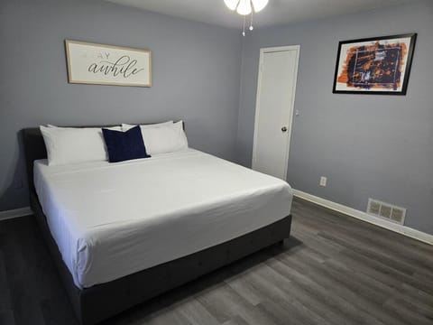 2 King Beds Near Airport - The Silver Hideaway Apartment in Forest Park