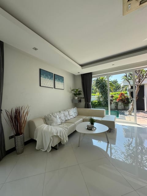 Bed, Living room, Photo of the whole room, Seating area, Pool view, Swimming pool, towels