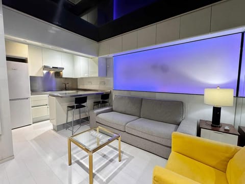 Kitchen or kitchenette, Living room, Seating area, Dining area