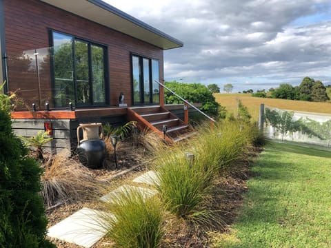 Property building, Patio, Facade/entrance, Natural landscape, Garden, Garden view, Parking